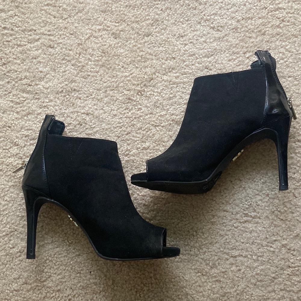 Jennifer Lopez Poca Black Bootie